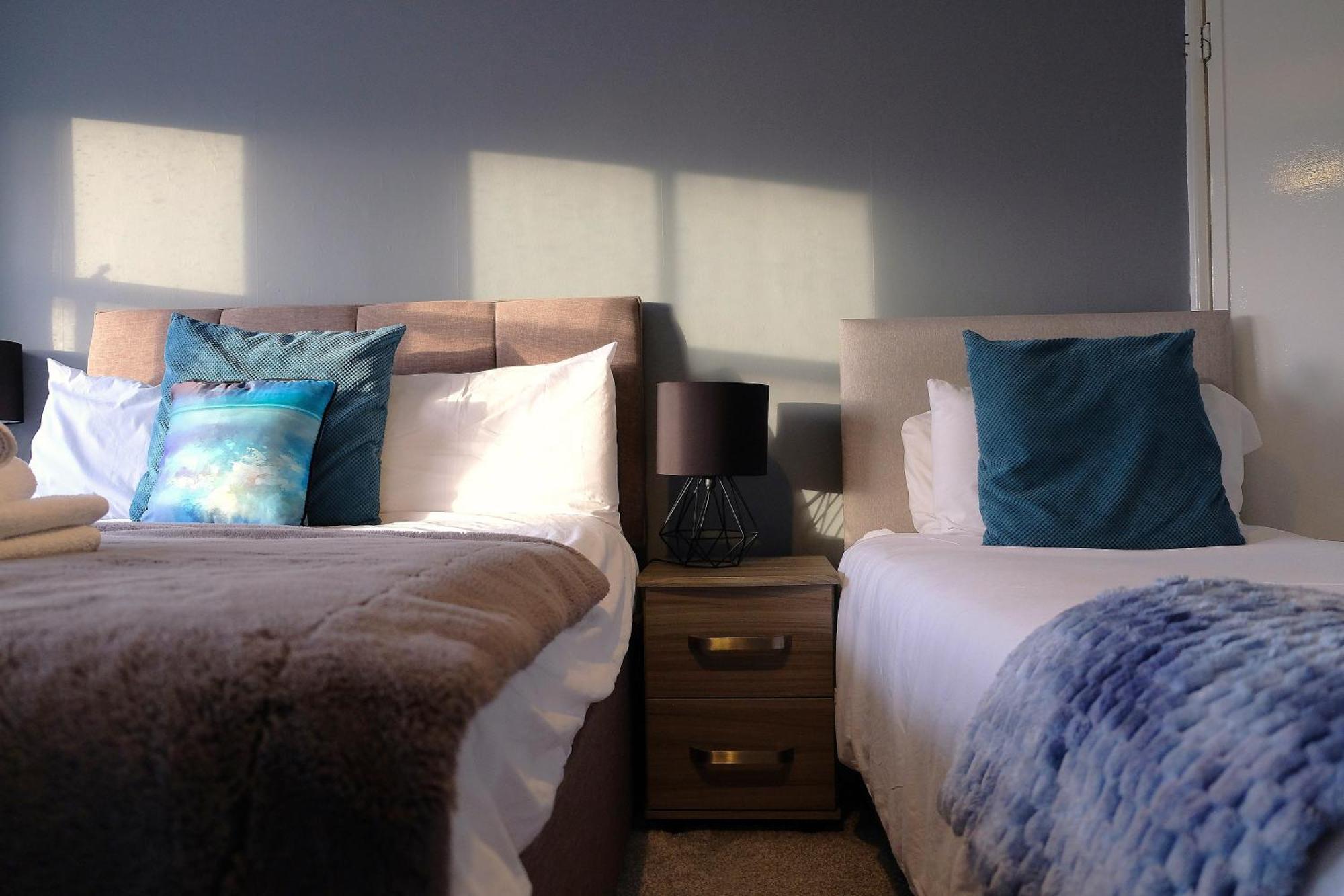 Spacious Georgian 3bedroom Apartment, 5 Mins From Abbey Apartment *