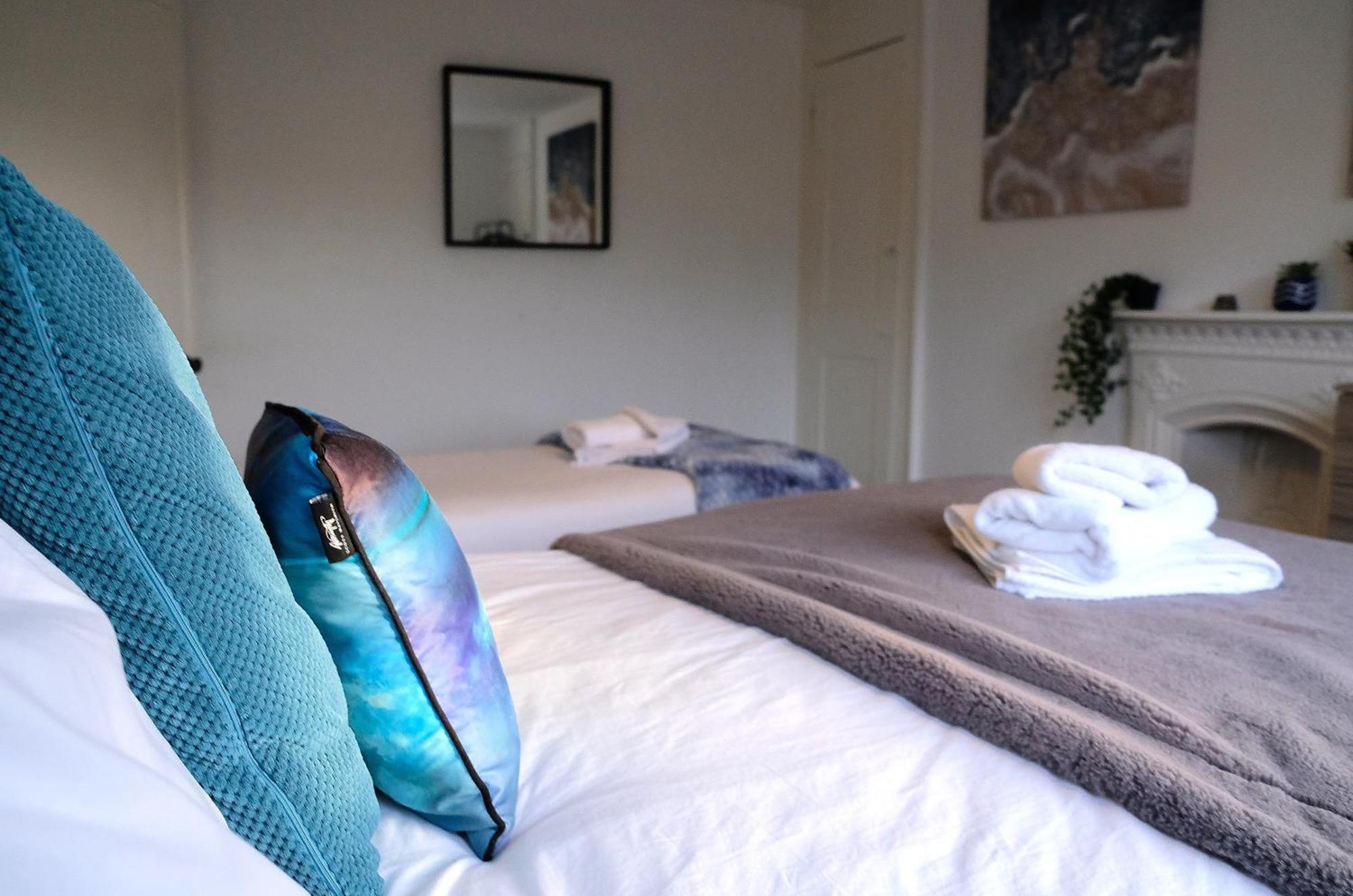 Spacious Georgian 3bedroom Apartment, 5 Mins From Abbey Apartment *