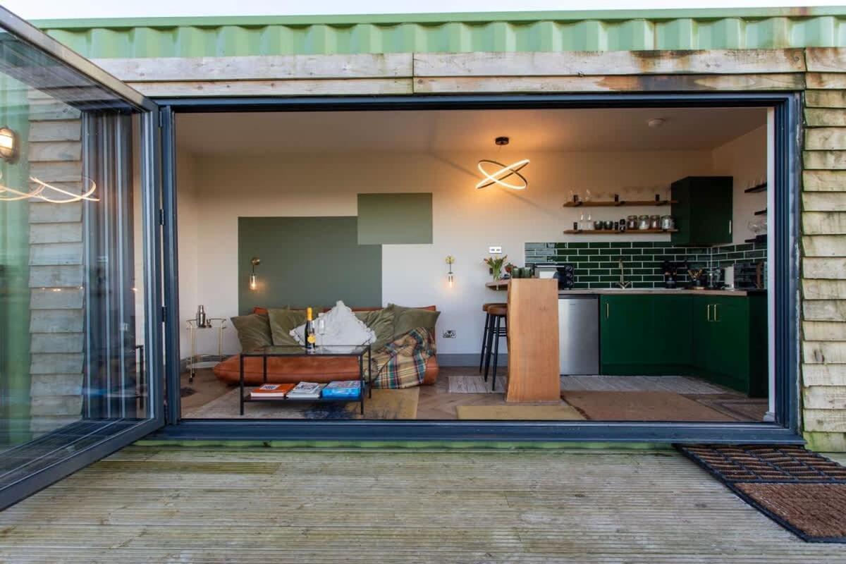 Holiday home Contemporary Container With Hot Tub Bath