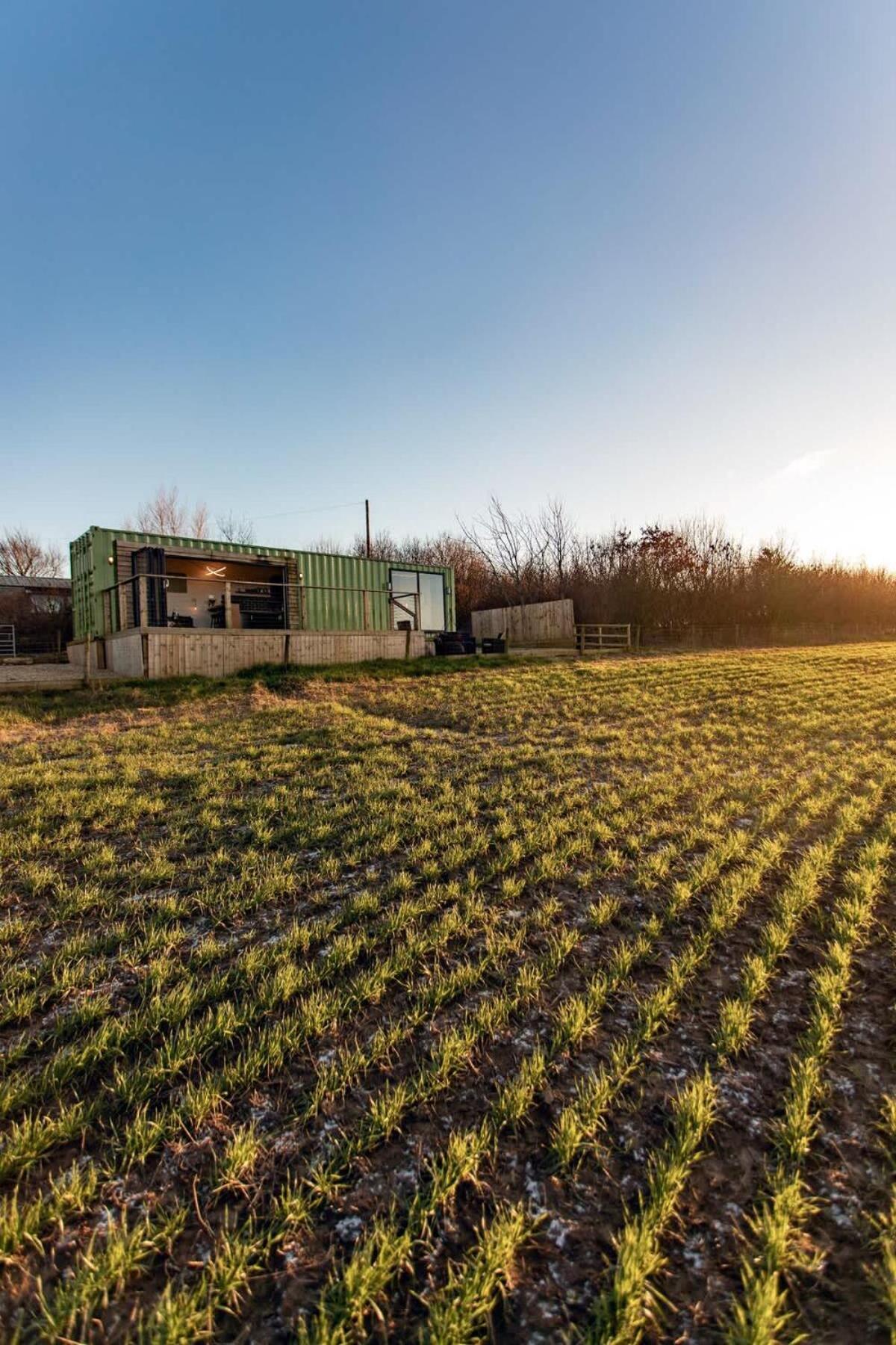 Holiday home Contemporary Container With Hot Tub
