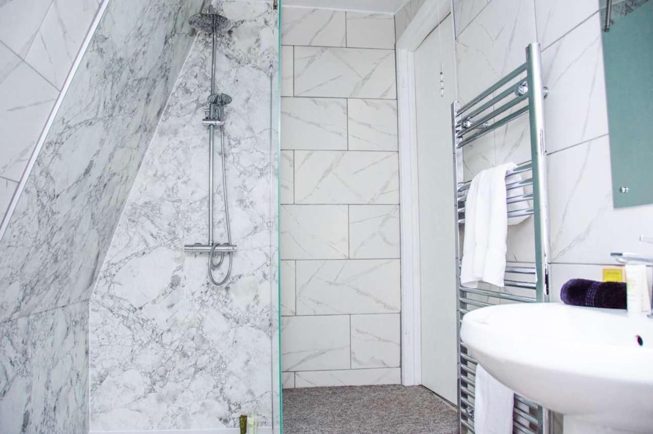 Margarets Buildings Apartment Bath