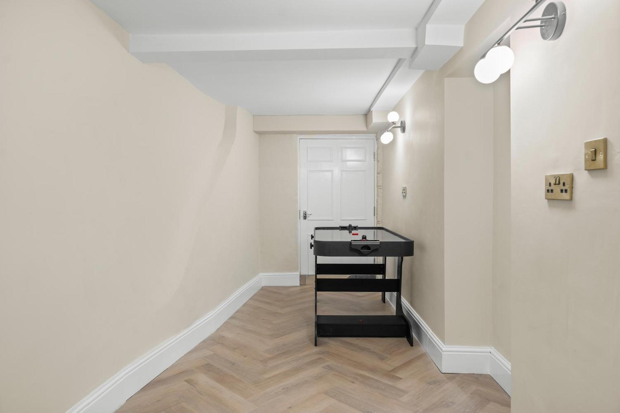 5 Star Lux Abode In - Games Apartment *