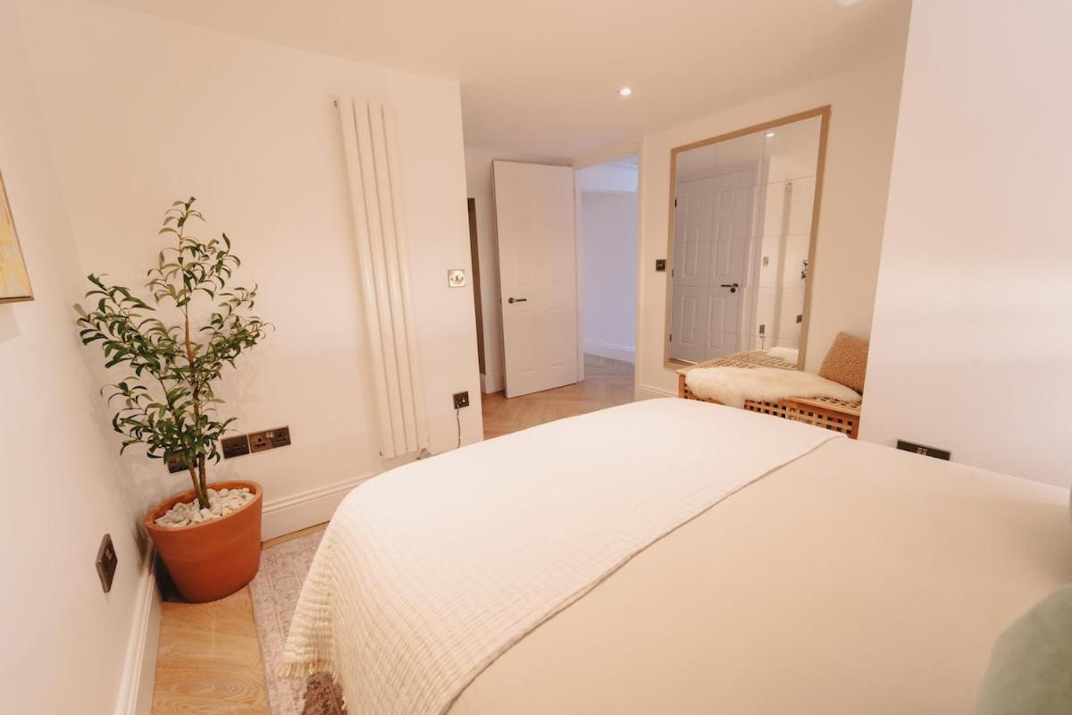 Elegant Hideaway Centre,1 Bed Flat, 3rd Floor Bath