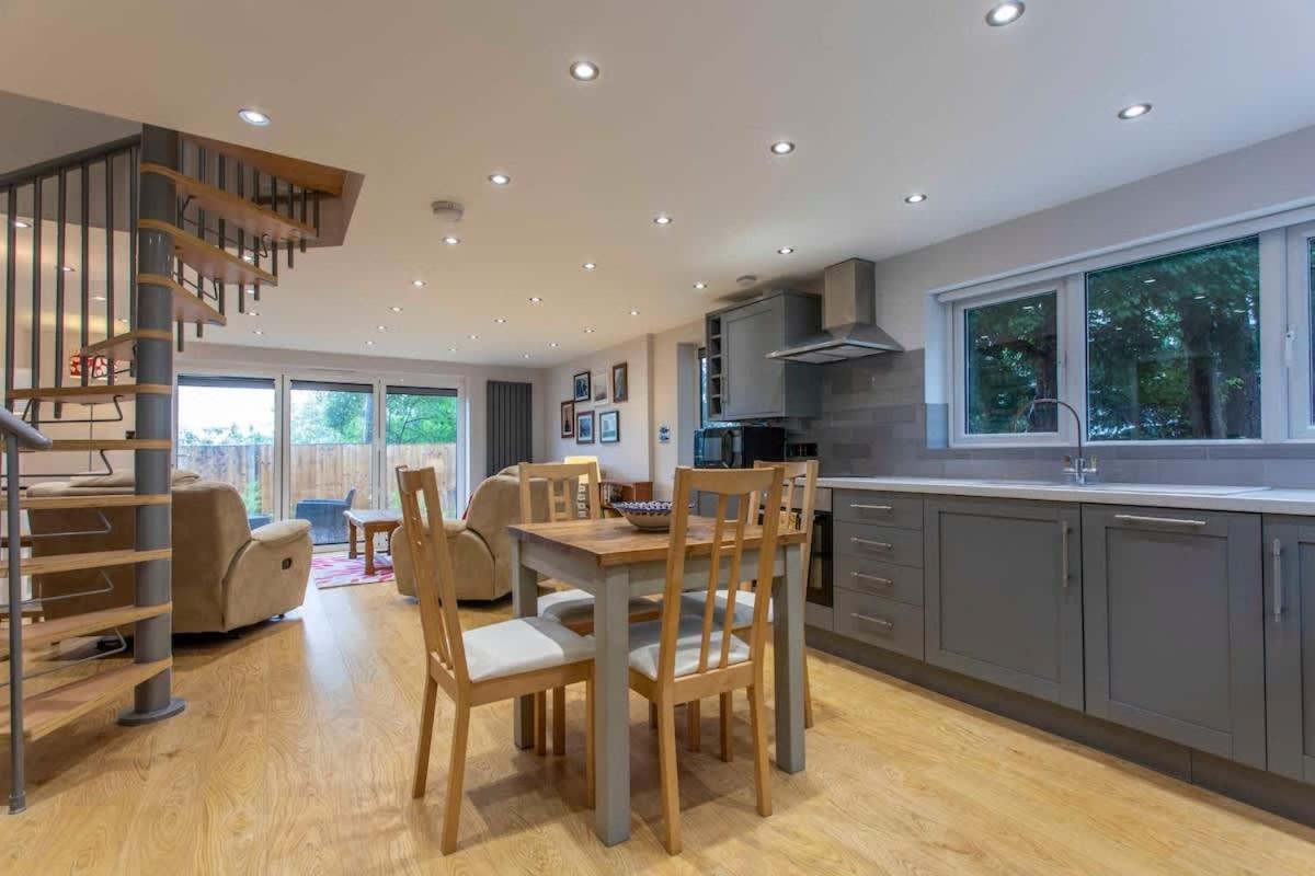 Abbey Rectory - With Private Parking Holiday home *