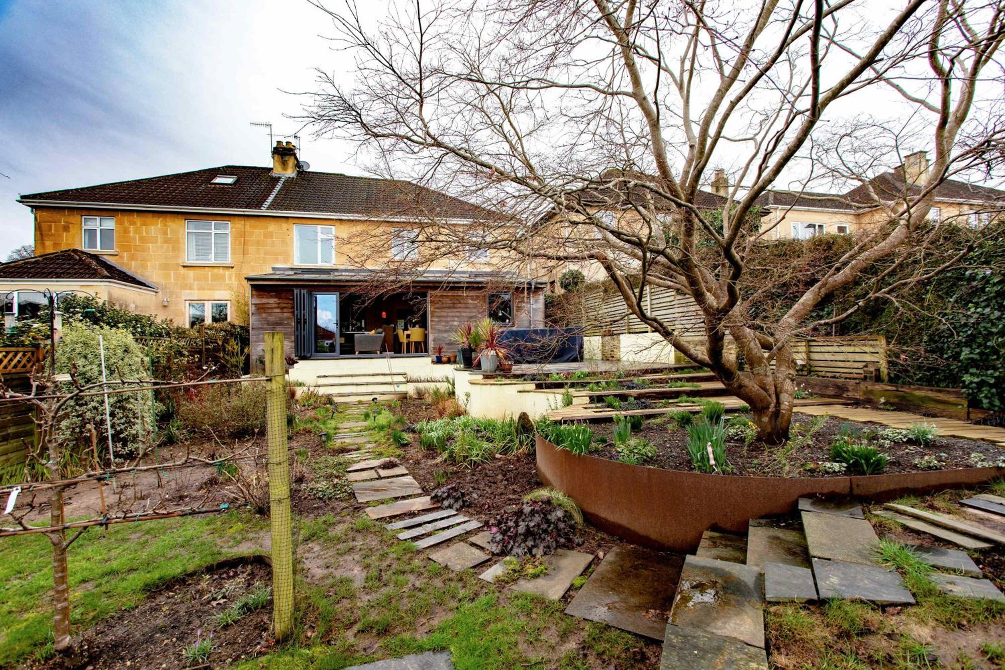 Holiday home Haven With Free Parking Bath