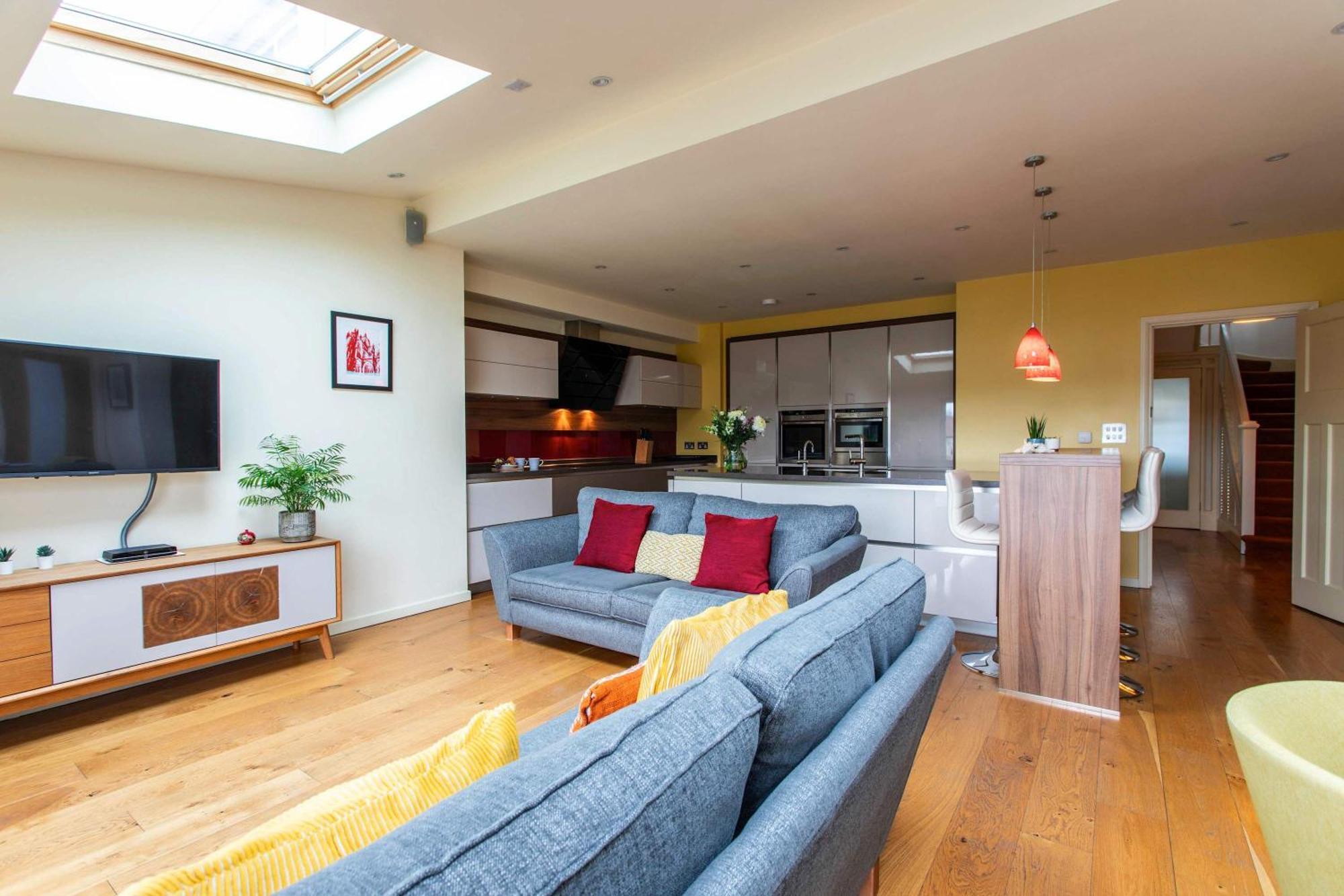 Holiday home Haven With Free Parking Bath