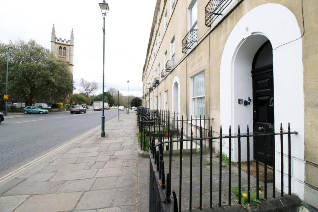 Spacious Georgian 3bedroom Apartment, 5 Mins From Abbey Apartment *