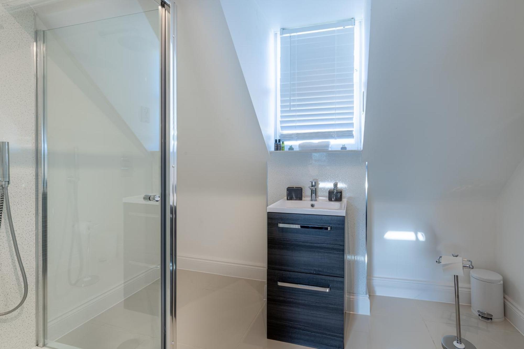 Silcox House Apartment Bath