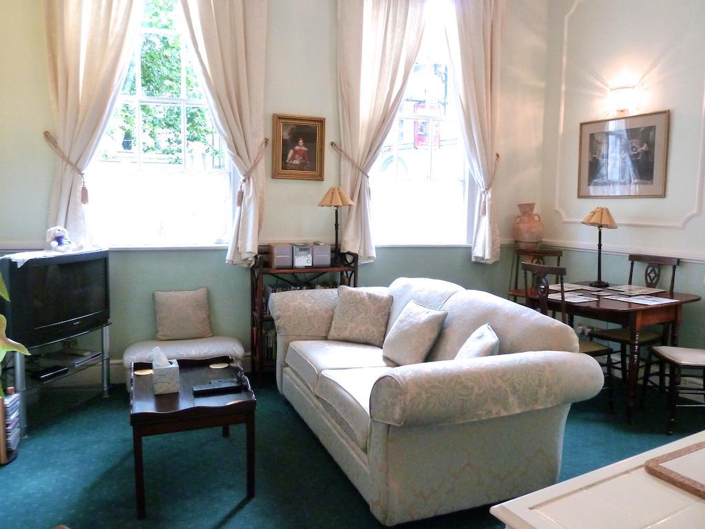Crystal Palace Apartment Bath