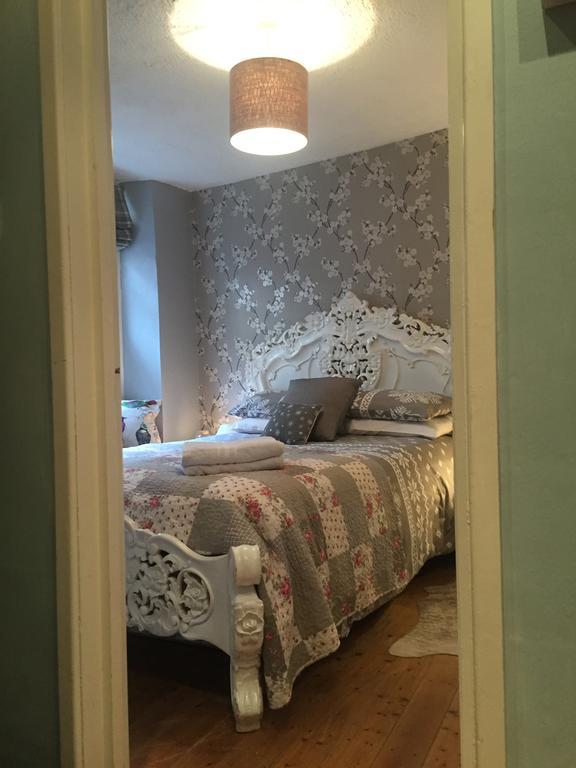 Georgian At Thomas Street Double Bedroom And Two Single Trundle Beds *