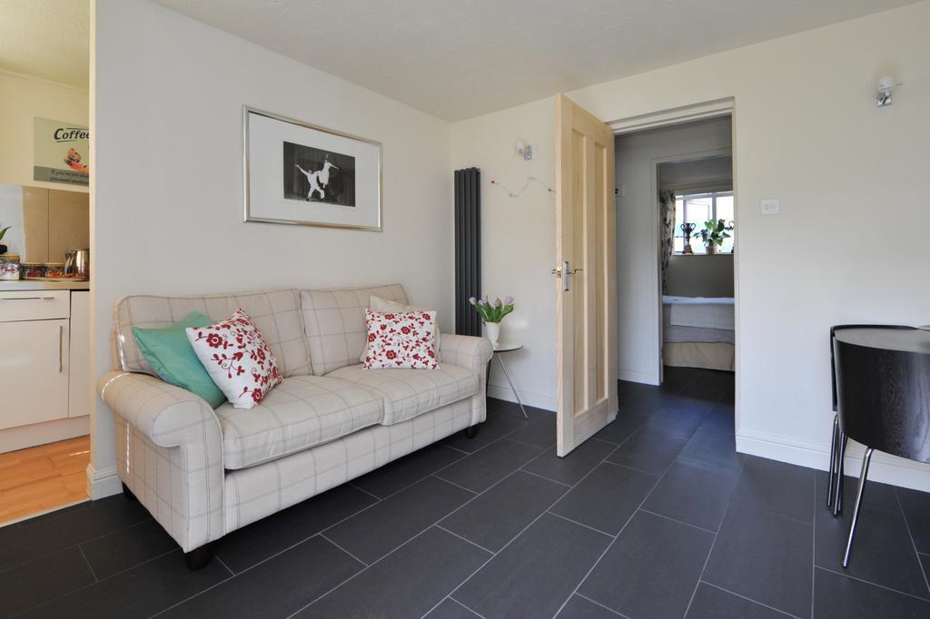 Kensington Court Apartment