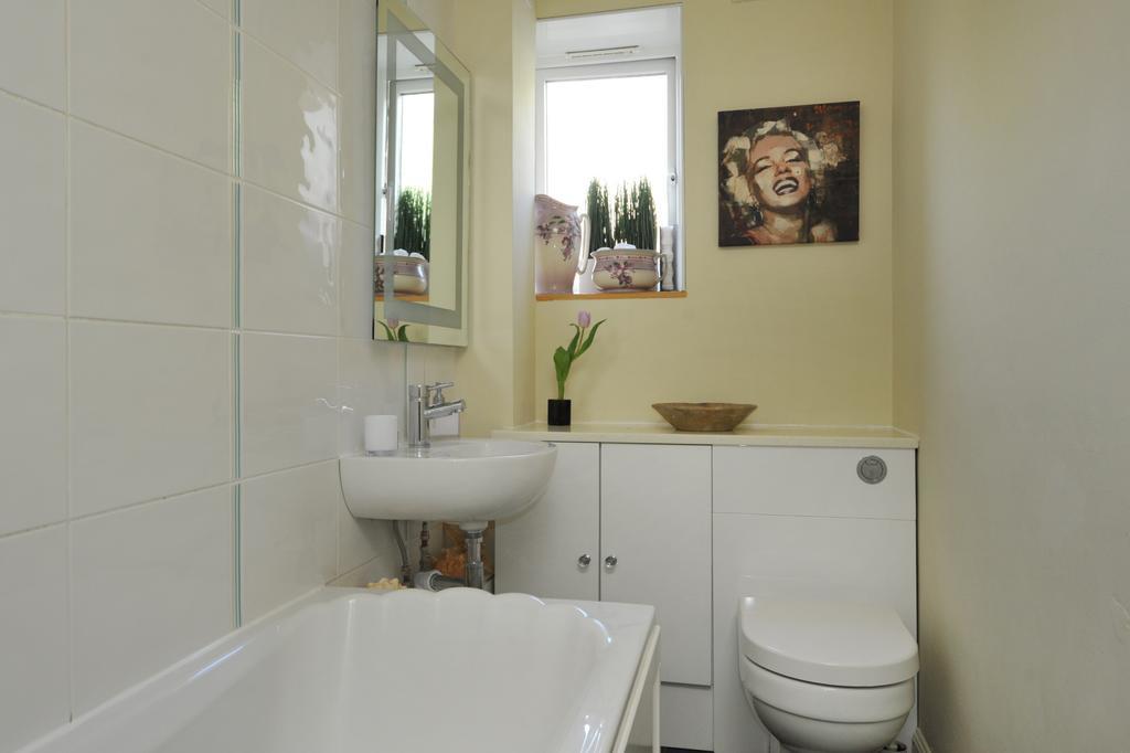 Kensington Court Apartment *