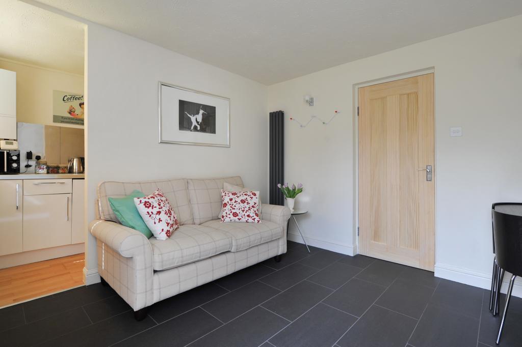 Kensington Court Apartment Bath