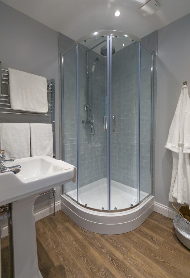 Willoughby Apartment Bath