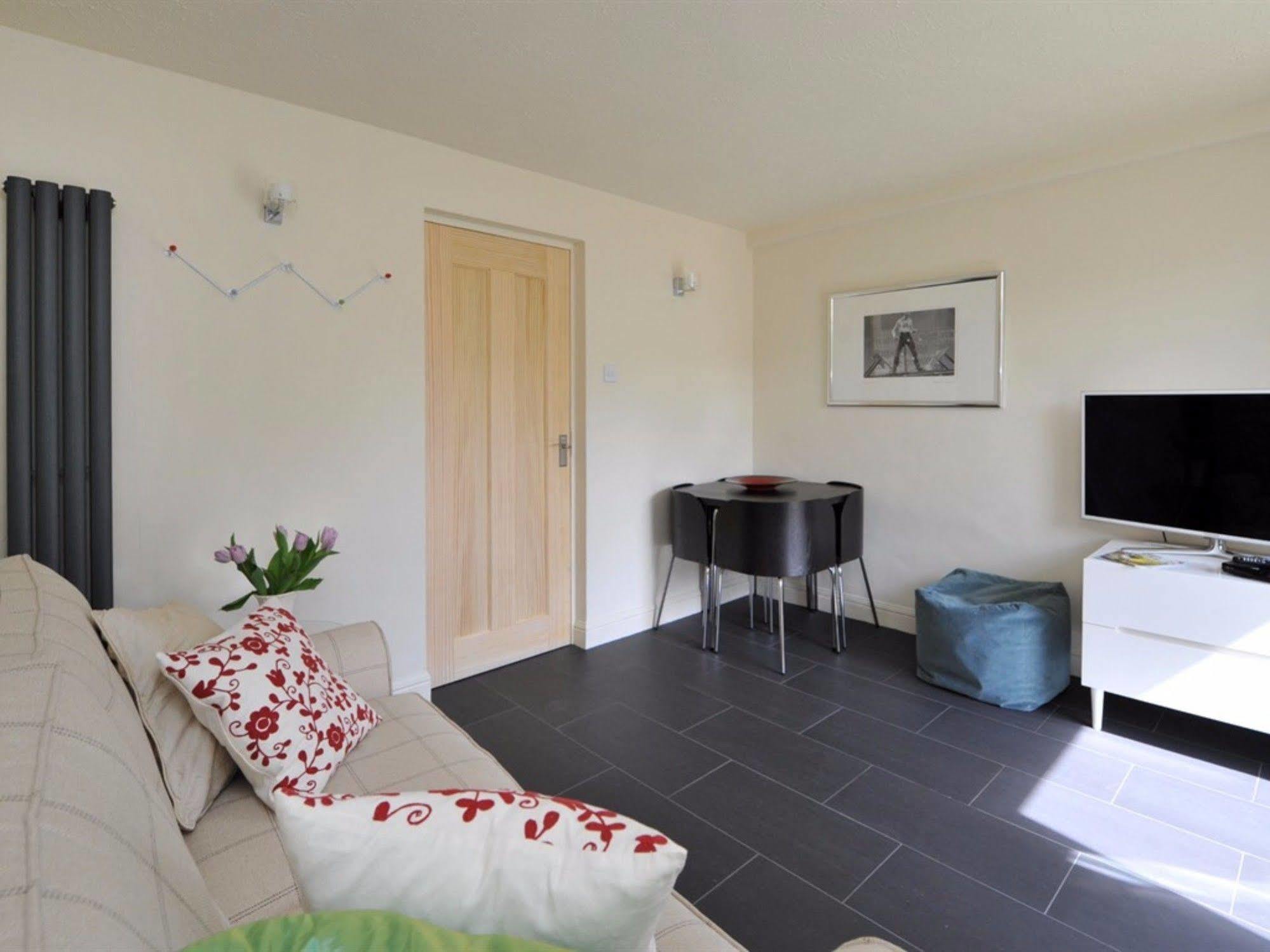 Kensington Court Apartment *