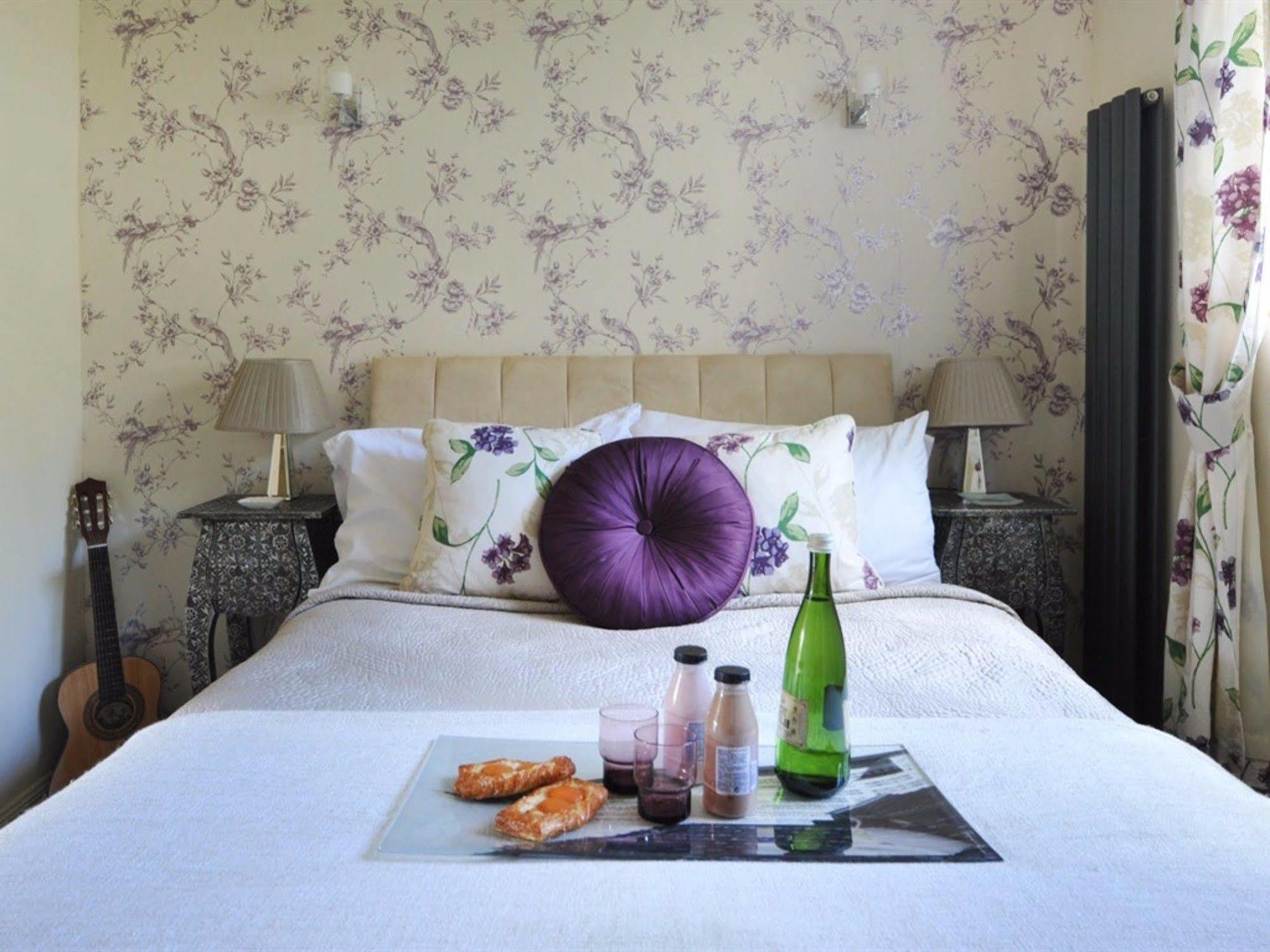 Kensington Court Apartment *