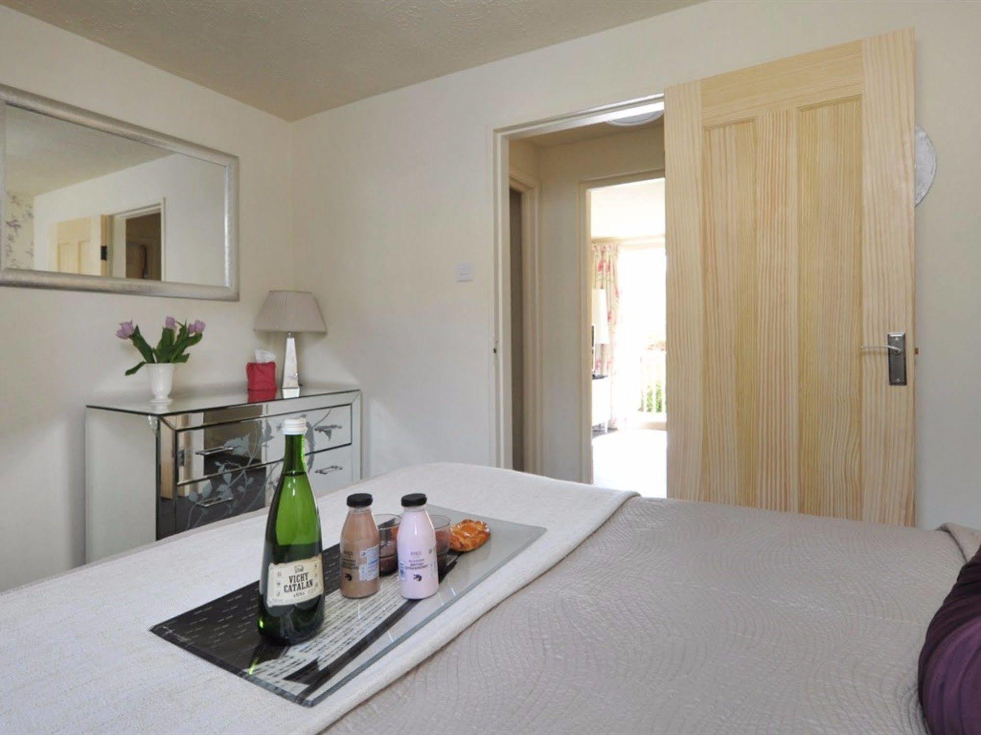 Kensington Court Apartment