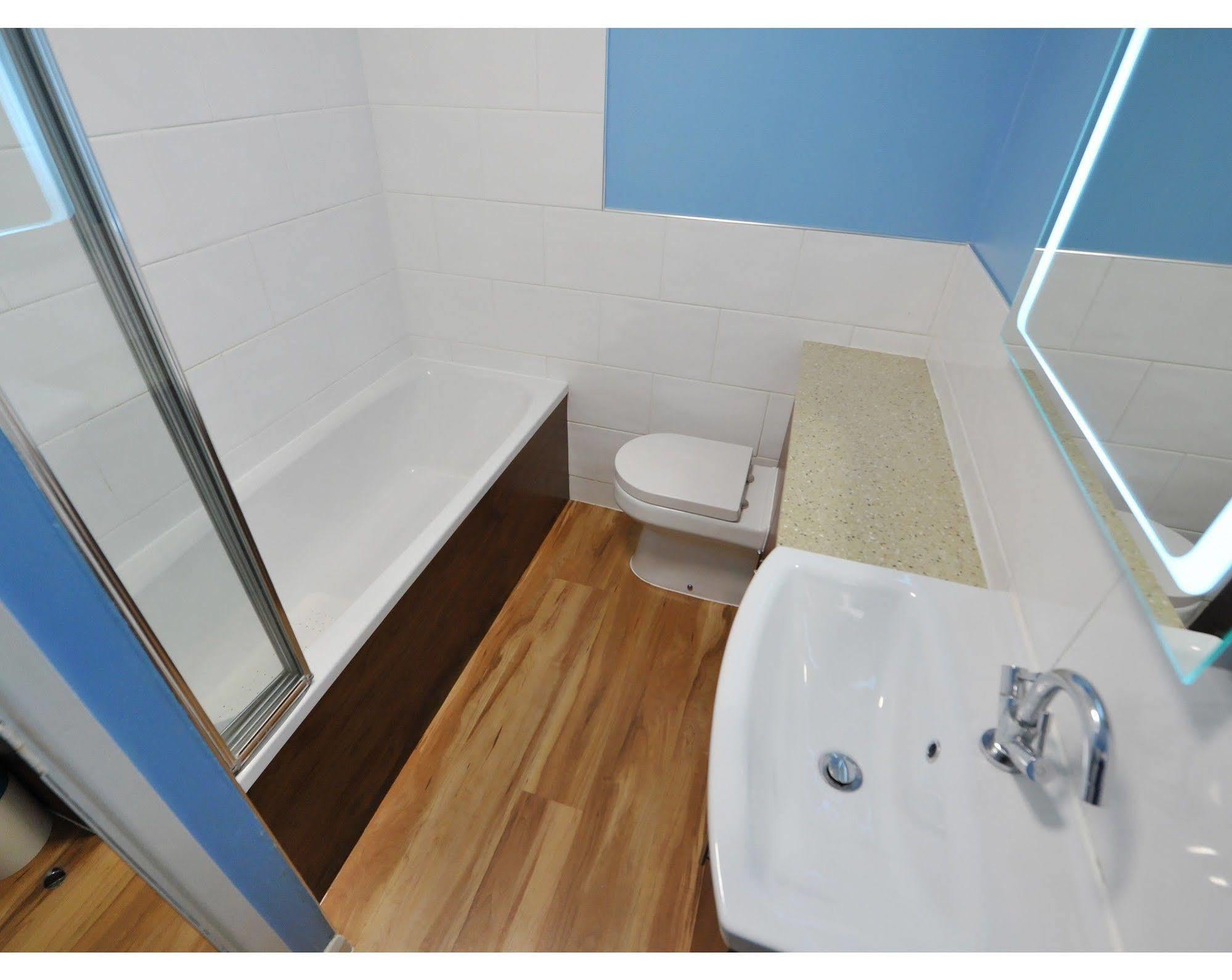 London Street Apartment *