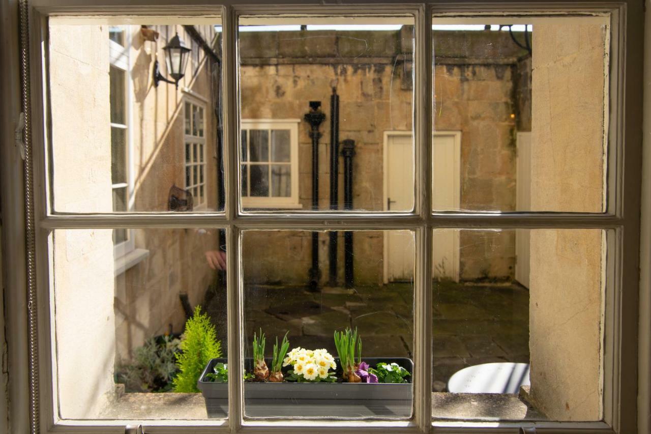 Stunning Royal Crescent With 3 Bedrooms Apartment *