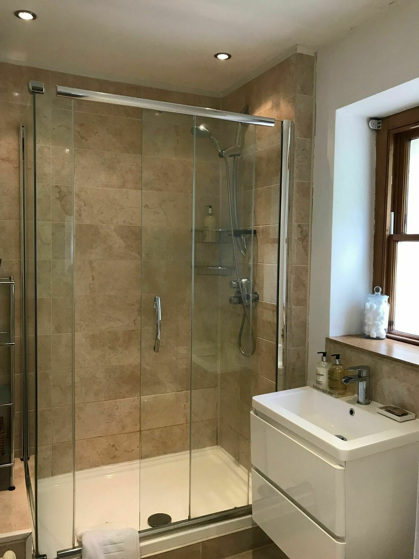 Berkeley Coach House Apartment Bath