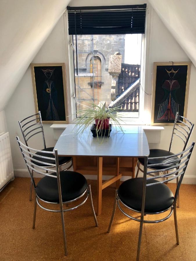 Lauras Townhouse Skylight Loft Apartment *