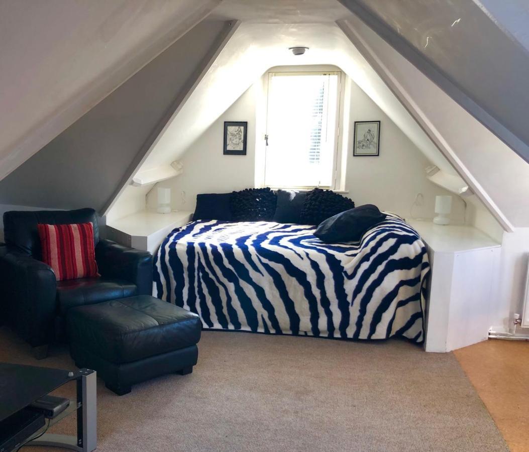 Lauras Townhouse Skylight Loft Apartment *