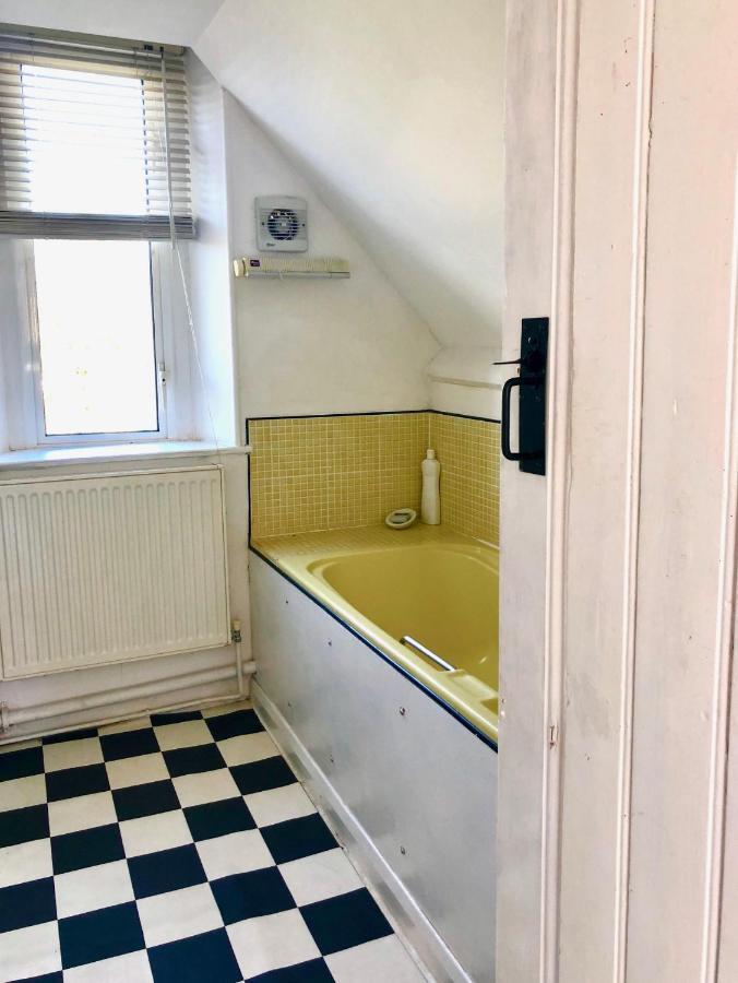 Lauras Townhouse Skylight Loft * Bath