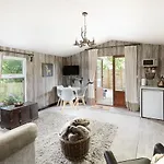 The Log Cabin With Private Hot Tub, Bath