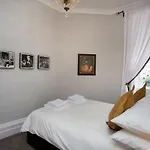 1 Bed Georgian Apartment In Bath City Centre
