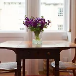 1 Bed Georgian Apartment In Bath City Centre