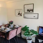Bath Retreat, Free Private Parking, Sleeps Up To 4
