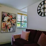 Bath Retreat, Free Private Parking, Sleeps Up To 4