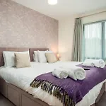 Solar Sanctuary- Skyline Balcony, City Centre, Three Floors, King Beds, Netflix And More!