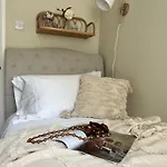 Cute Georgian Cottage, Central, Newly Renovated