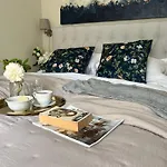 Cute Georgian Cottage, Central, Newly Renovated