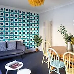 Dream Stays Bath - Trim Street Townhouse With Hot Tub