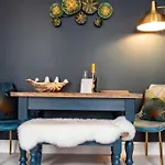 Heavenly Hideaway - Central Apt