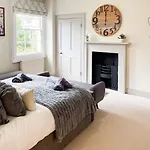 3-Bed Gem With Bath Abbey Views