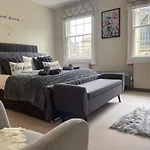 3-Bed Gem With Bath Abbey Views
