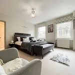 3-Bed Gem With Bath Abbey Views