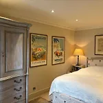 6 Northfields Close