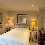 6 Northfields Close