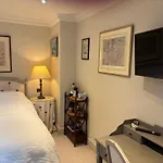 6 Northfields Close