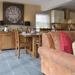 The Lodge At Bainesbury House