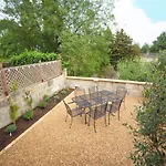 Garden Apartment - 11 Southcot Place