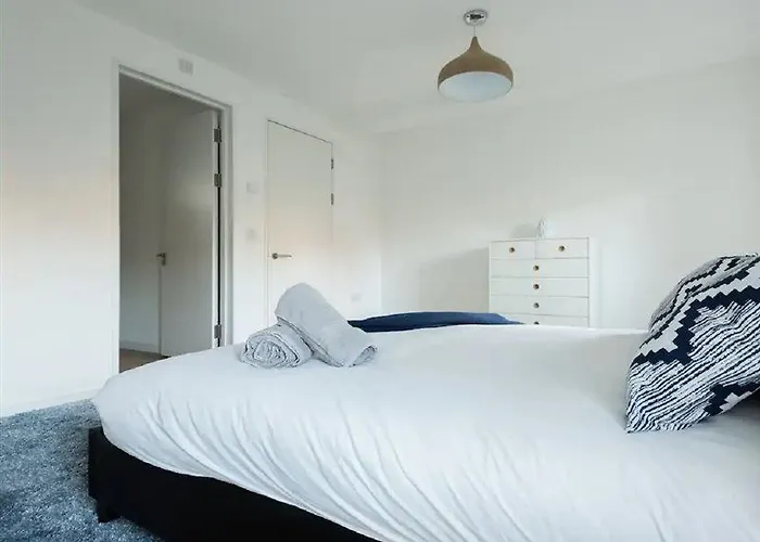 Spectacular 3 Bed Riverside Modern Central Bath Home