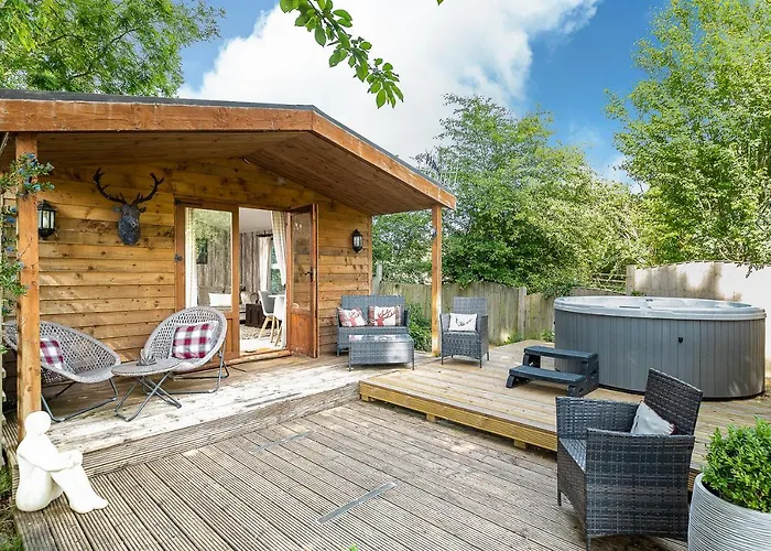The Log Cabin With Private Hot Tub, Bath