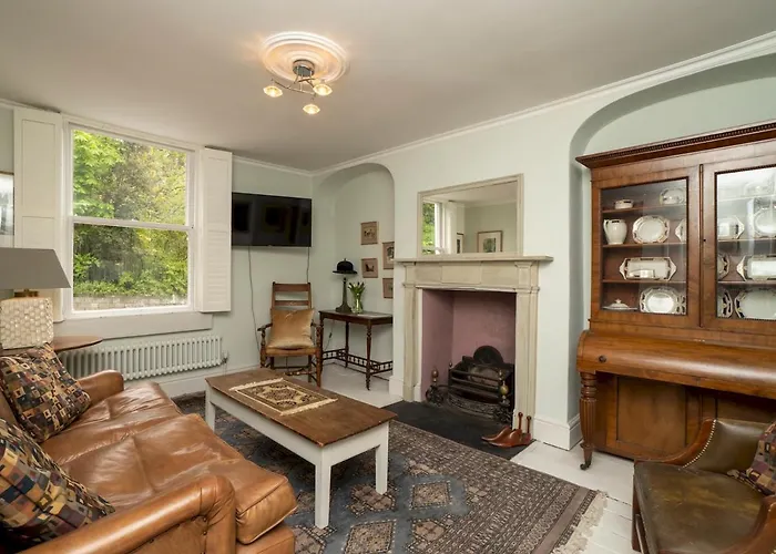 Pass The Keys Charming 3 Bed Townhouse Next To Victoria Park