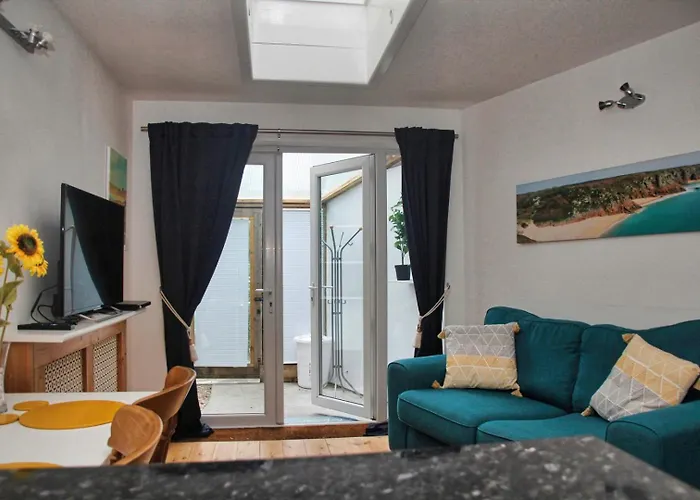 Light And Airy With Parking Nearby