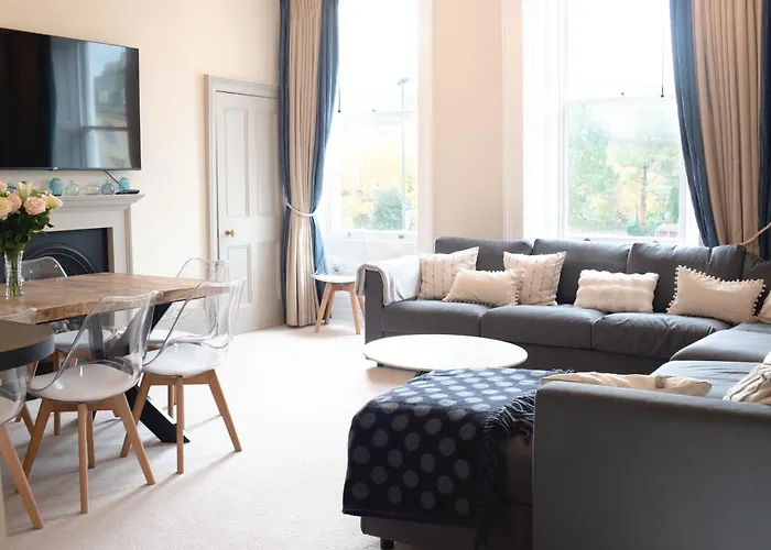 3-Bed Gem With Bath Abbey Views